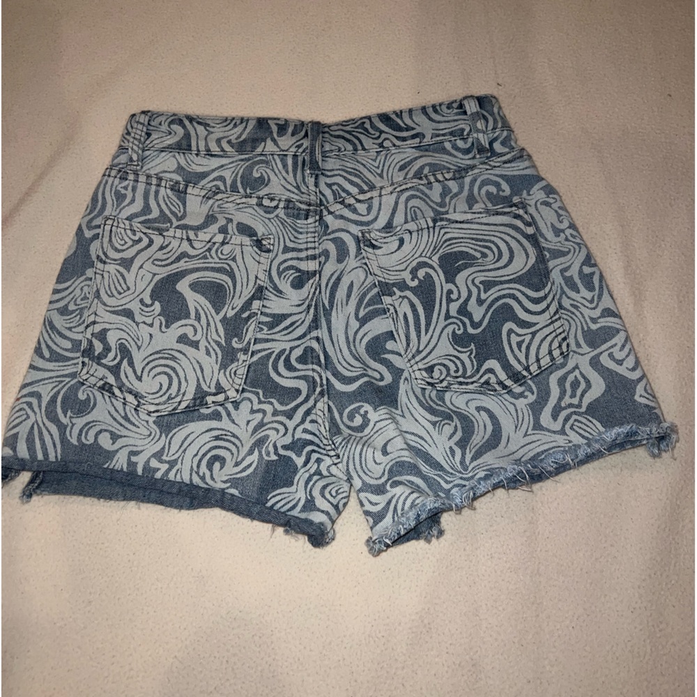 Retro High-Rise Shorts - Picture 3 of 3